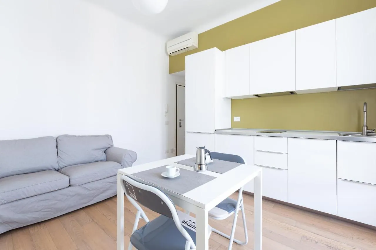 Porta Nuova Bright Studio With Balcony Милан